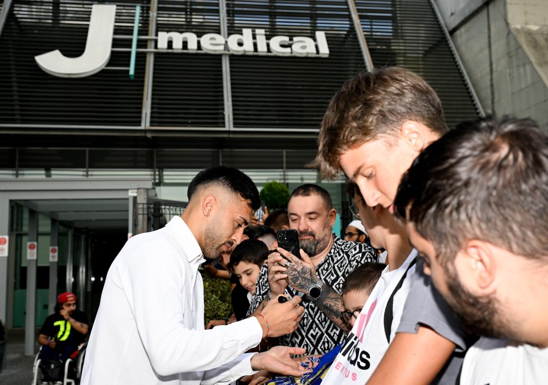 Autógrafos y aplausos: así fue el recibimiento los hinchas de la Juventus a Nicolás González