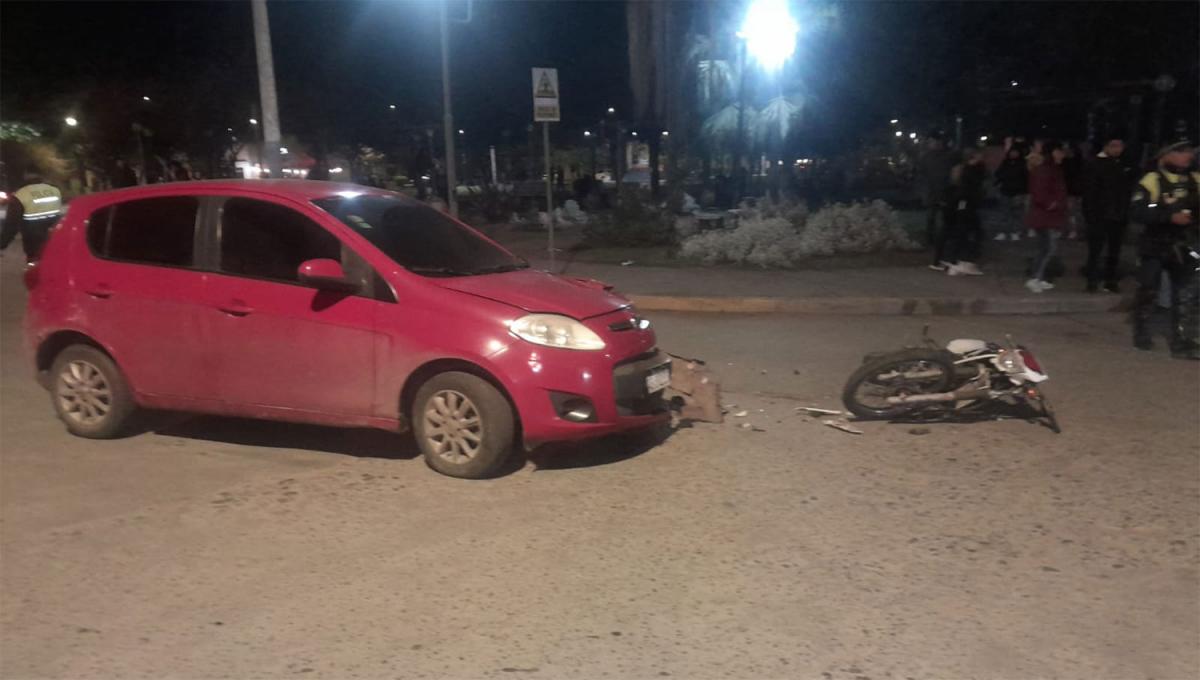 EN BELLA VISTA. Un auto y una motocicleta se embistieron en el cruce de Moreno y García Fernández. 