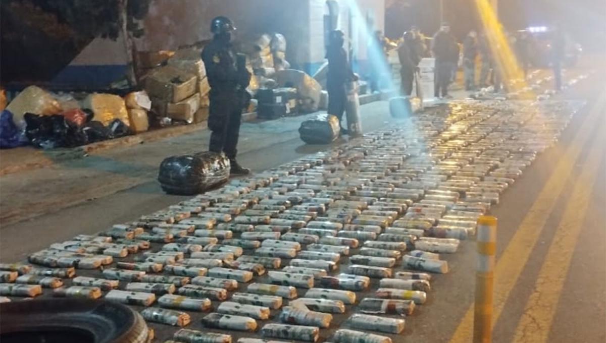 SECUESTRO. Cigarillos, neumáticos y hojas de coca, entre los productos que trasladaba el colectivo detenido en Trancas. 