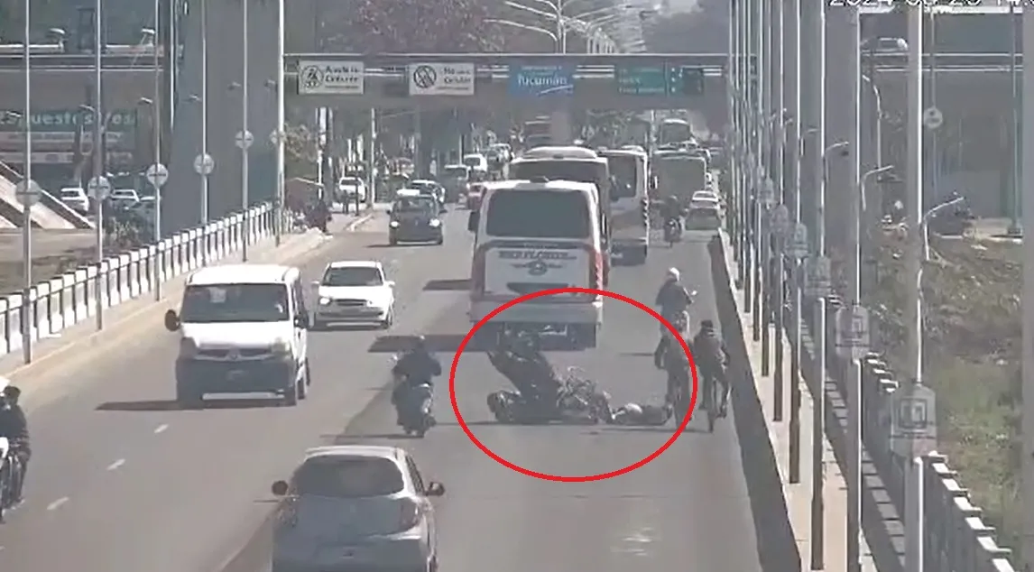 Video: una moto y una bicicleta protagonizaron un accidente en el puente Lucas Córdoba