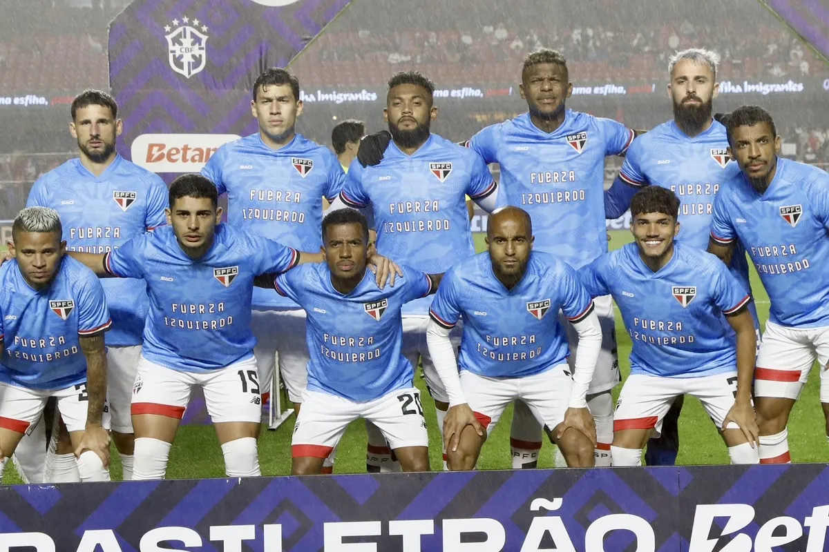 UN CLARO MENSAJE. Los futbolistas de San Pablo posaron con una camiseta en homenaje a Juan Izquierdo.