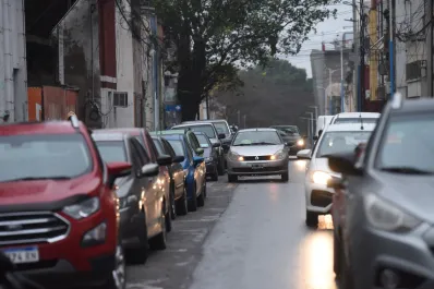 Video: a pesar de la prohibición, siguen estacionando algunos autos en Las Piedras