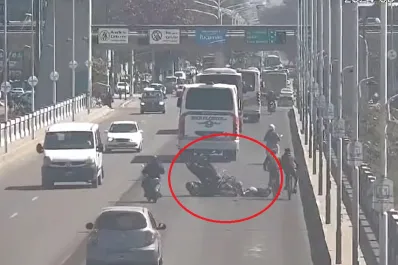 Video: una moto y una bicicleta protagonizaron un accidente en el puente Lucas Córdoba