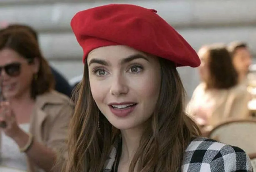 EMILY IN PARIS. La serie protagonizada por Lilly Collins está siendo criticada por los franceses. / NETFLIX.