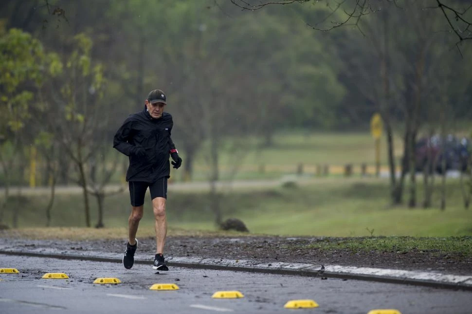 INCANSABLE. Gianfrancisco durante su entrenamiento del último viernes. Suele correr más de 80 kilómetros por semana para ponerse a punto. 