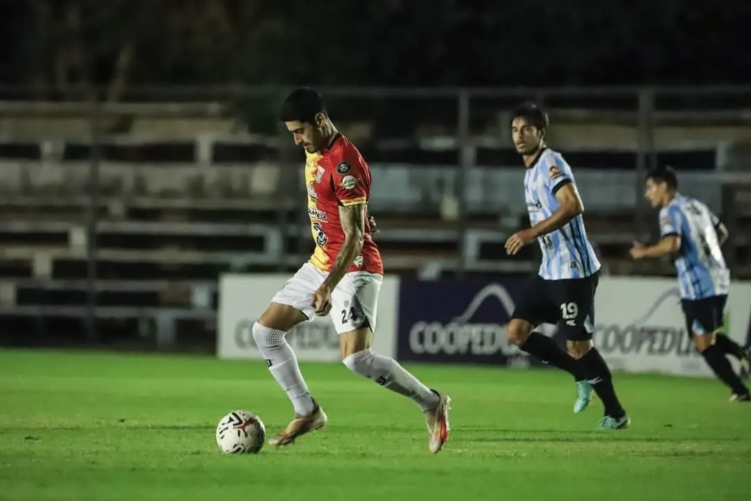 EN EL FONDO. Barrientos es defensor central y puede jugar como lateral.