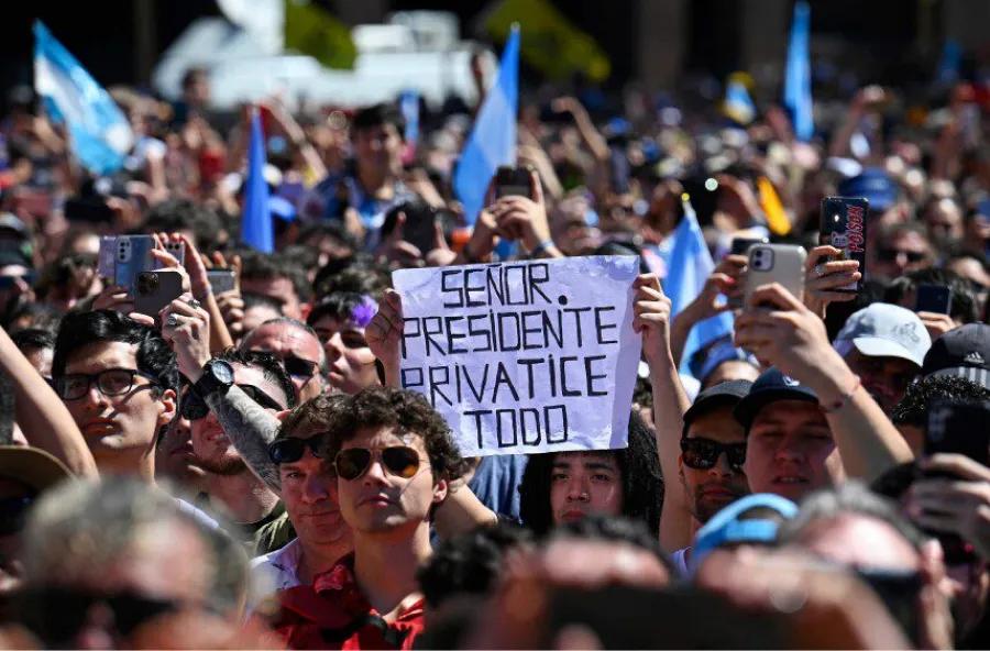 ENCUESTA. Los jóvenes siguen siendo la base de apoyo del presidente Javier Milei. / CENITAL.