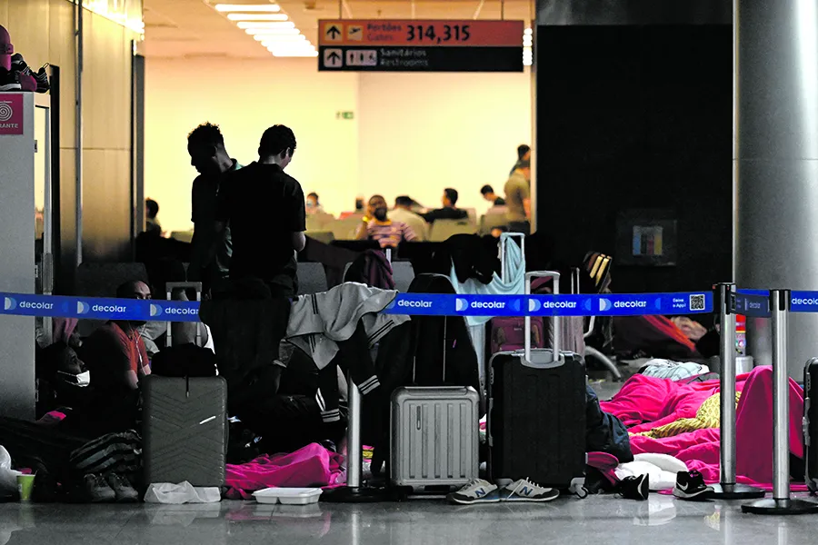 AMONTONADOS. Pasajeros de India y de Vietnam esperan en una sala del aeropuerto de Guarulhos, a que procesen sus papeles migratorios. 