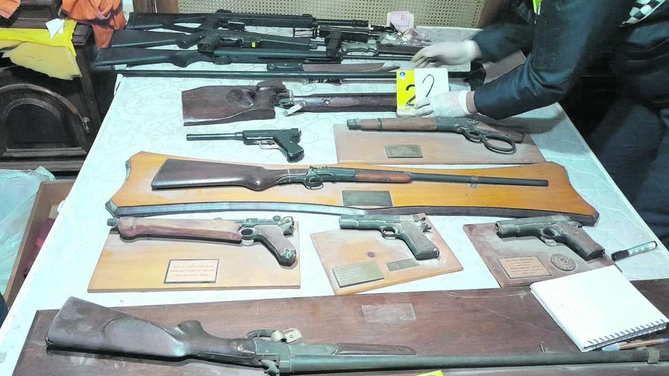 LOS SECUESTROS. Las armas que encontraron en la medida.