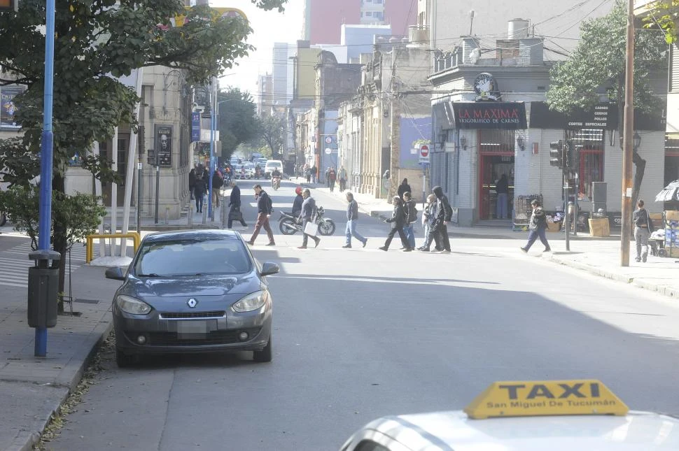 FALTA. Los conductores siguen estacionando donde no se debe. 