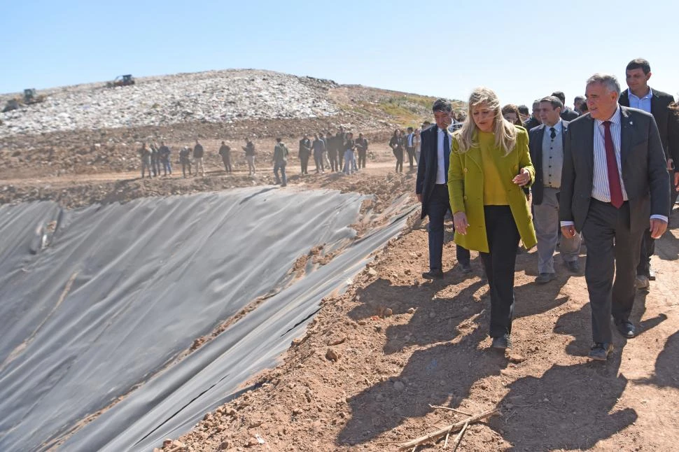 RECORRIDA. La intendenta y el gobernador al costado de la obra.