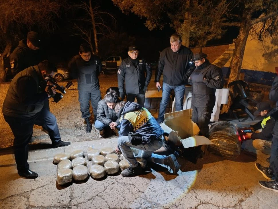 ANALIZANDO. Parte de los 60 kilos de marihuana que secuestró la Policía en el puesto de Cabo Vallejo. ssdsdsd