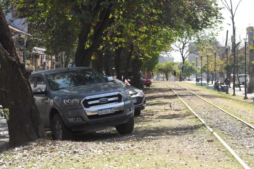 Cambio de sentido de calles: estacionan autos muy cerca de  las vías del tren