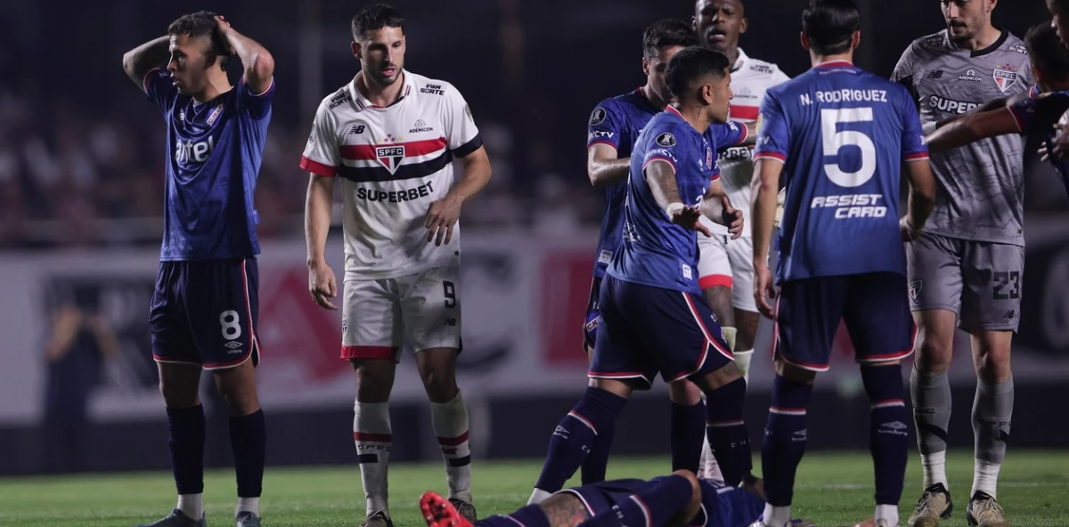 MOMENTO DIFÍCIL. Izquierdo se desplomó en medio del partido entre San Pablo y Nacional. Sus compañeros y sus rivales están desesperados.