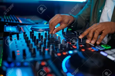 Milei eliminó el cobro del derecho de autor por reproducir música y películas en el ámbito privado