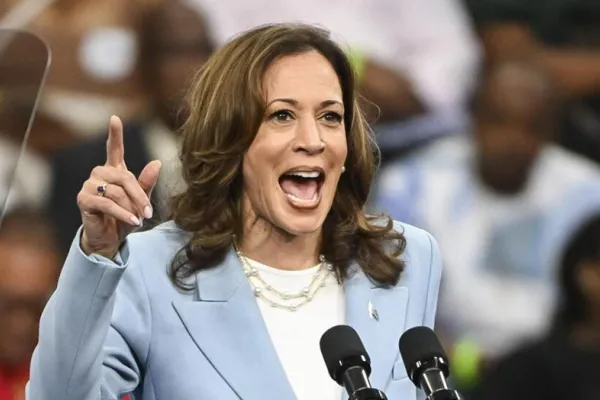 Kamala Harris vuelve a la campaña, a marcha forzada