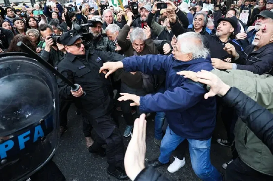 De pegarle a un jubilado no se vuelve