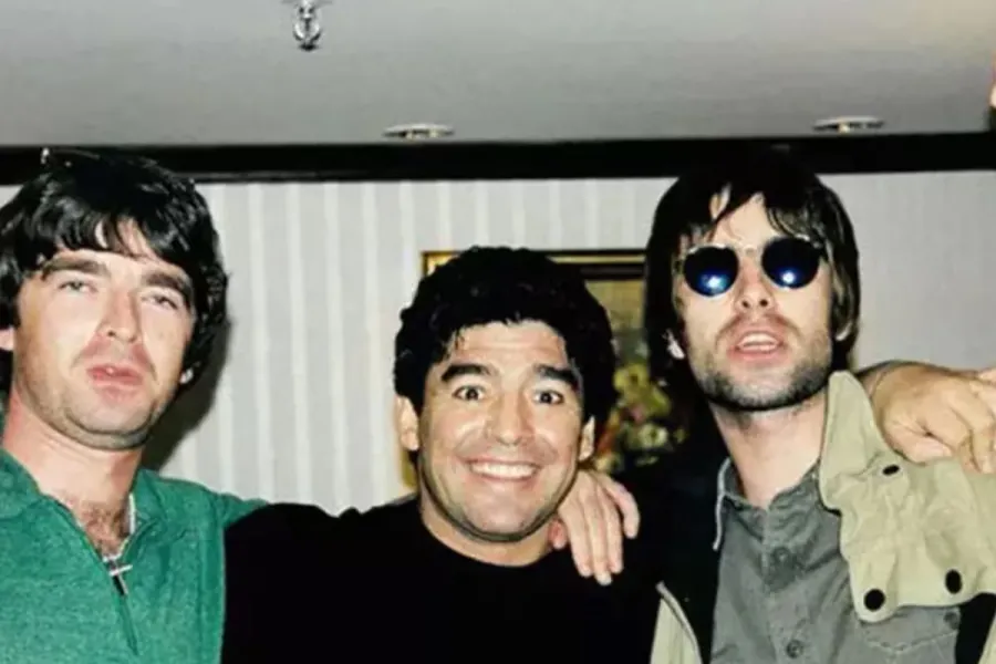 Oasis: los hermanos Gallagher conocieron a Maradona en un bar de Buenos Aires