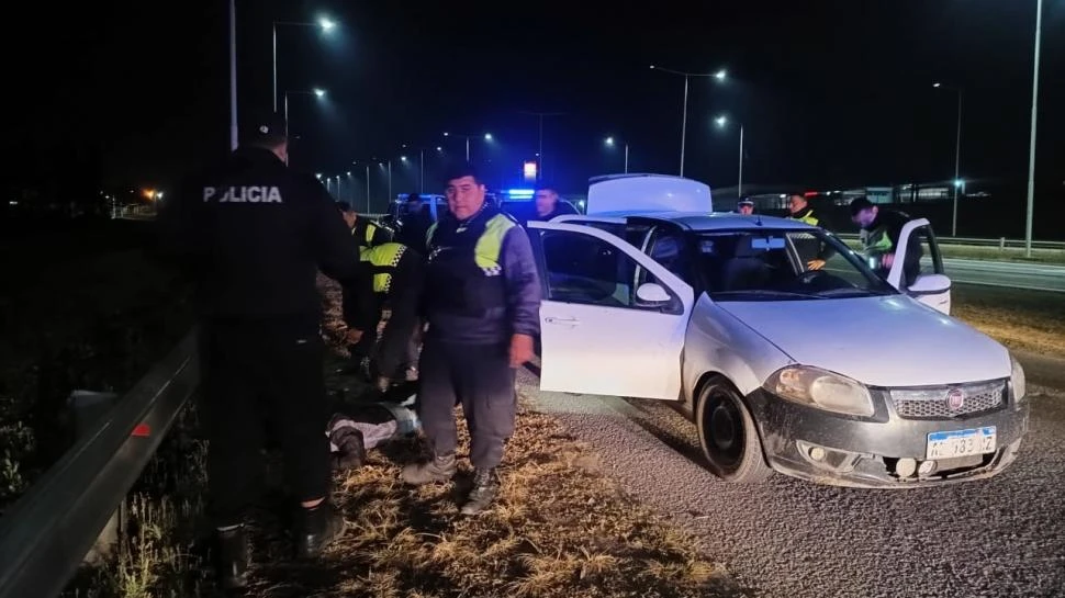 MOVIMIENTO. Los efectivos aparecen después de haber detenido a unos de los acusados del asalto.