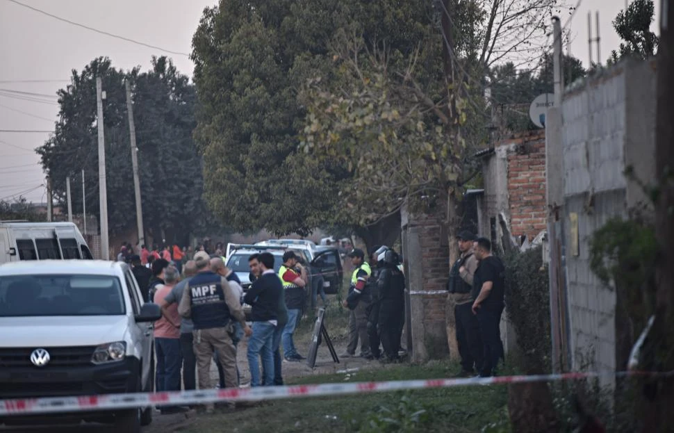 ALLANAMIENTO. La Policía y personal del ministerio Público cerraron el paso y revisan a fondo la casa donde se encontraron restos humanos. 