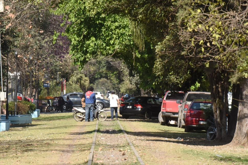 PELIGROSO. Varios autos se estacionan cerca de las vías del tren.