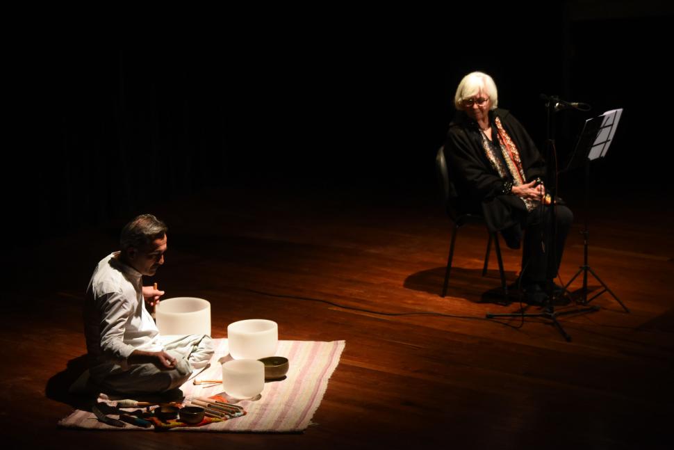 CON LOS CUENCOS. Gustavo Escalante sintonizó con la poesía de Inés.