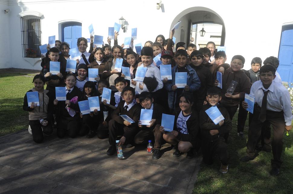 RECUERDO. La foto del grupo que difícilmente olvidará esta jornada cívica.