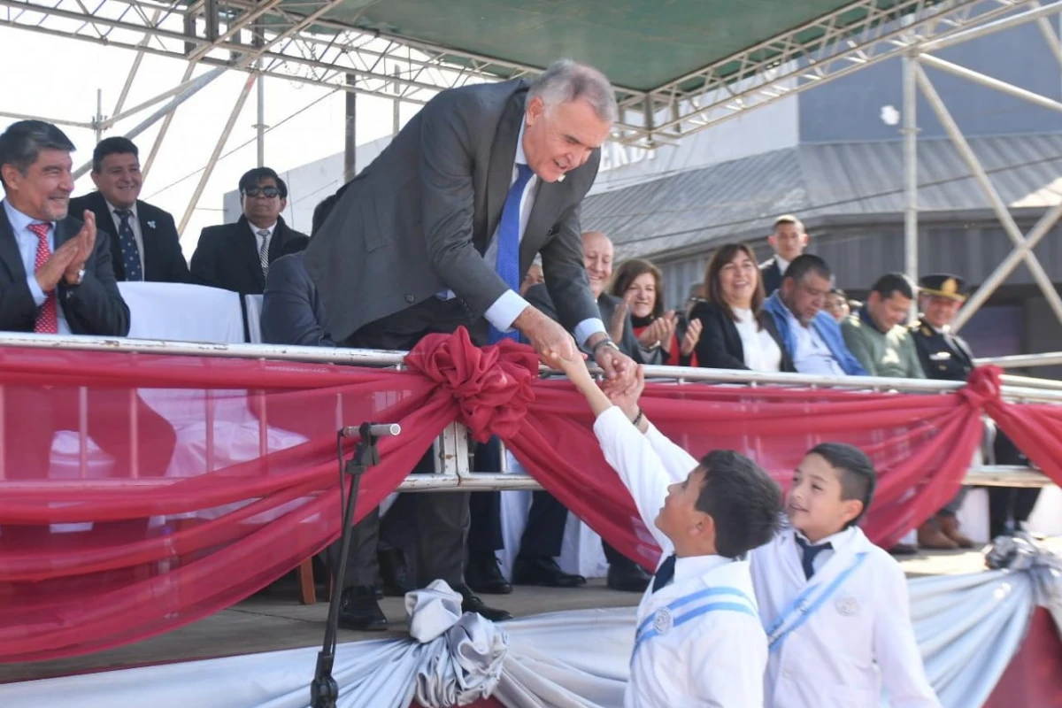 Jaldo encabezó el desfile por el 214º aniversario del natalicio de Juan Bautista Alberdi