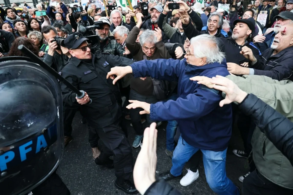 Represión contra los jubilados. FOTO X @hernanletcher