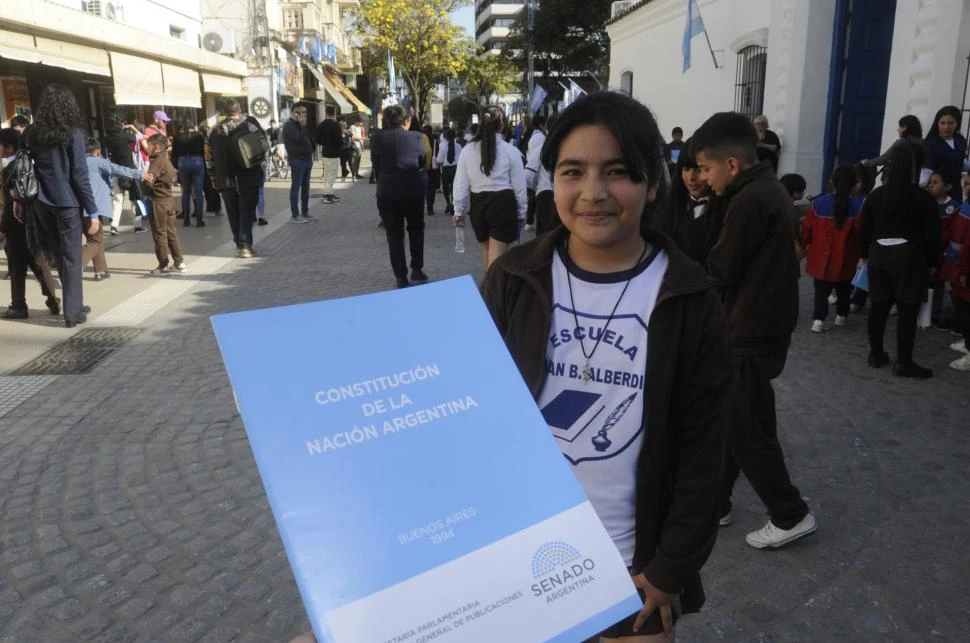 CELESTE Y BLANCO. Los ejemplares de la Carta Magna que repartieron los estudiantes llevaban en su tapa los colores de la bandera argentina.