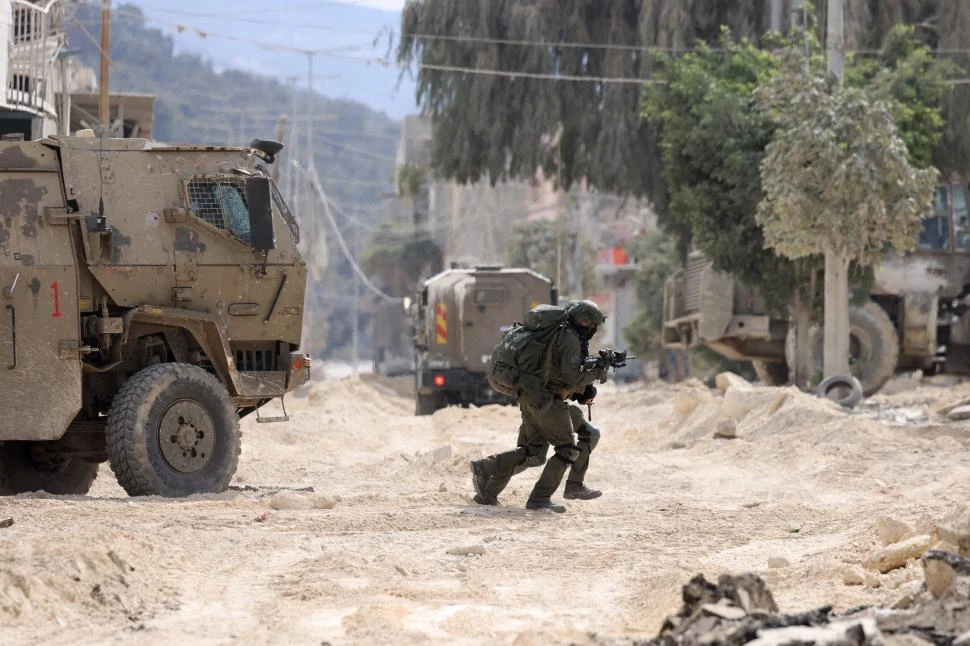 ZONA OESTE. Tropas israelíes en medio de una incursión en el campo de refugiados de Nur Shams, cerca de la ciudad palestina de Tulkarem.  