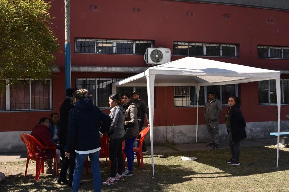 ESPERAN. La Familia de Luján se instaló frente a la comisaría de Río Seco.