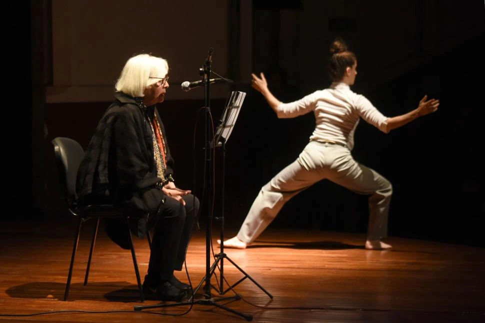 JUNTAS EN EL ESCENARIO. Mientras Aráoz leía, Antonella Mazziotti afrontó el desafío de “bailar un poema”. 