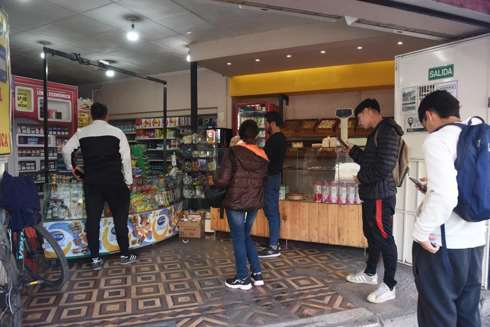 MÁS GENTE QUE DE COSTUMBRE. El kiosco de San Lorenzo y Ayacucho subió sus ventas desde el viernes. 