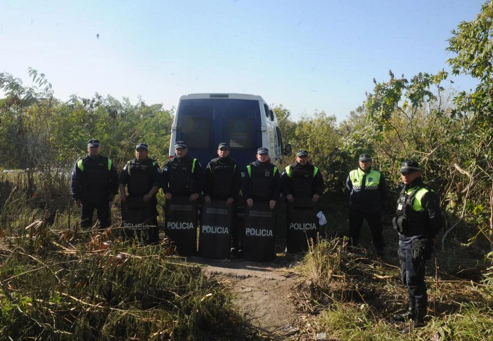 ESFUERZO. En agosto de 2019 centenares de efectivos recorrían los montes en busca de evidencias para esclarecer la muerte de “Benjamín”. 