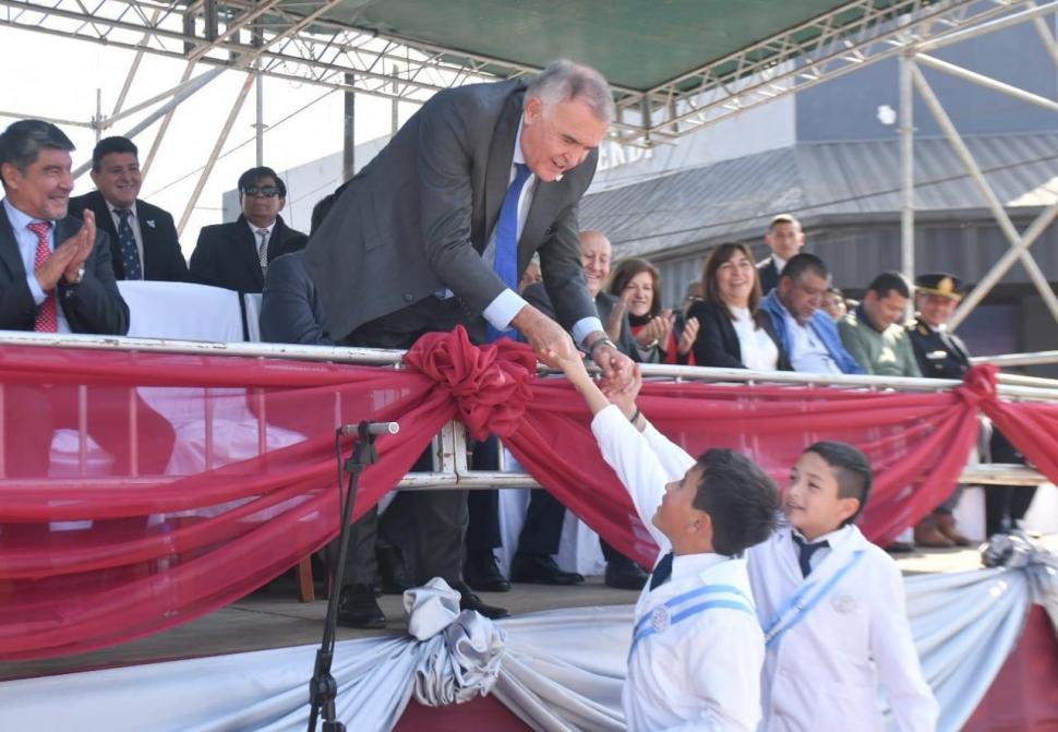 CELEBRACIÓN. Jaldo encabezó un desfile cívico militar en Alberdi.