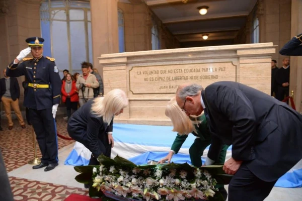 VIDEO. Recordaron a Alberdi a 214 años de su natalicio