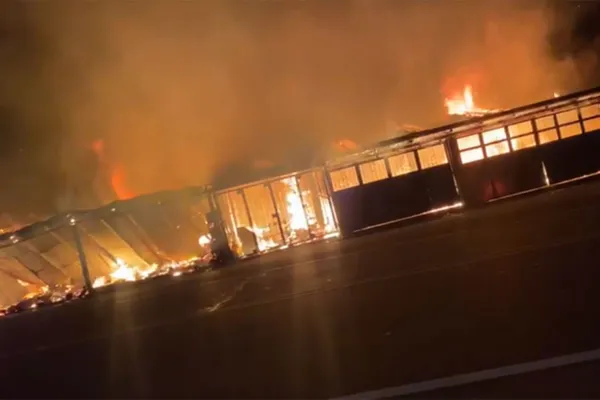 Un incendio destruyó todos los puestos de venta de artesanías en el Monumento al Indio