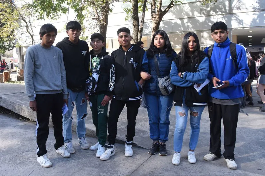 VISITA DE ESTUDIOS. Los estudiantes de la Escuela Secundaria Nuestra Señora del Rosario en la ExpoUNT./Analia Jaramillo LA GACETA