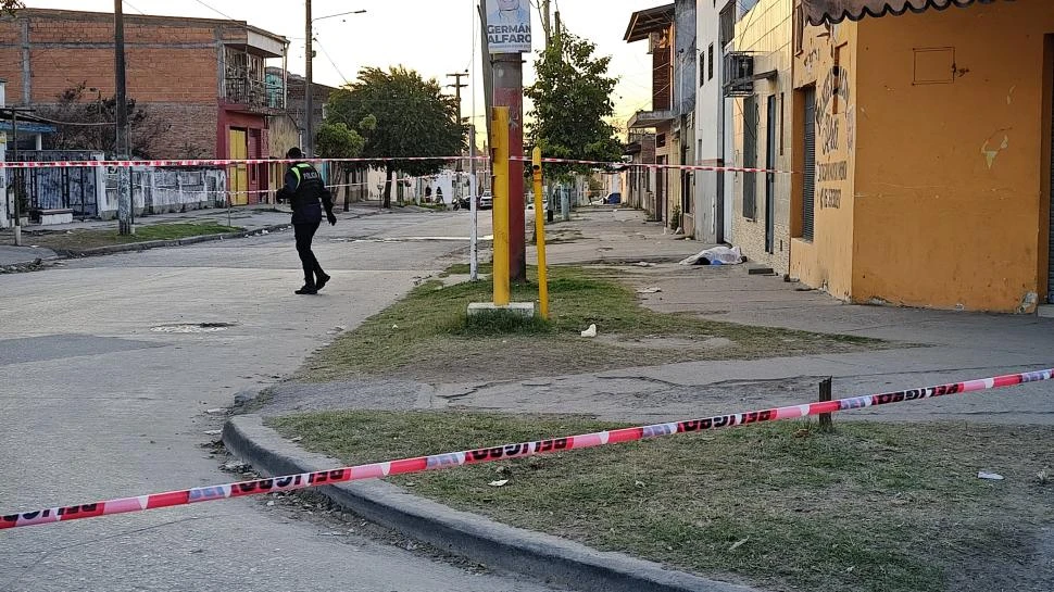 UNA CRUDA IMAGEN. Un policía se encarga de custodiar la zona donde perdió la vida un joven de 28 años. La Gaceta / foto de Santiago Gimenez