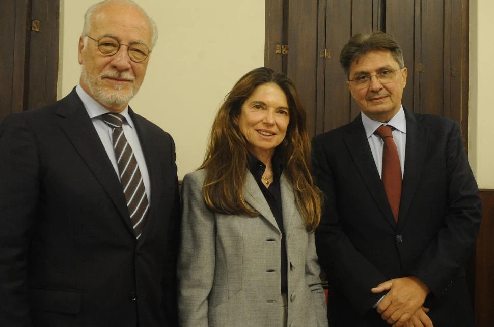 EXPOSITORES. Eduardo Oteiza, Claudia Sbdar y Alan Uzelac disertaron en el Congreso de Derecho Procesal.