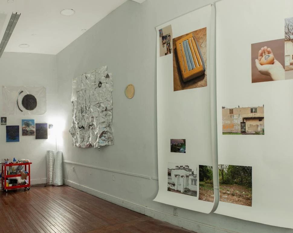 FOTOGRAFÍAS, OBJETOS Y PINTURAS. En la sala más grande de la antigua casa de Laprida al 100 trabajan Pablo Masino y Maxi Romero Almenar.  fotos GENTILEZA PABLO MASINO Y MARÍA JOSÉ VERA