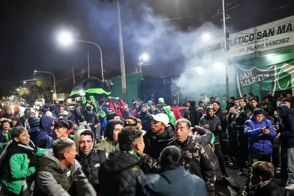 Video: así fue el impactante banderazo de los hinchas de San Martín de San Juan antes del duelo con San Martín de Tucumán