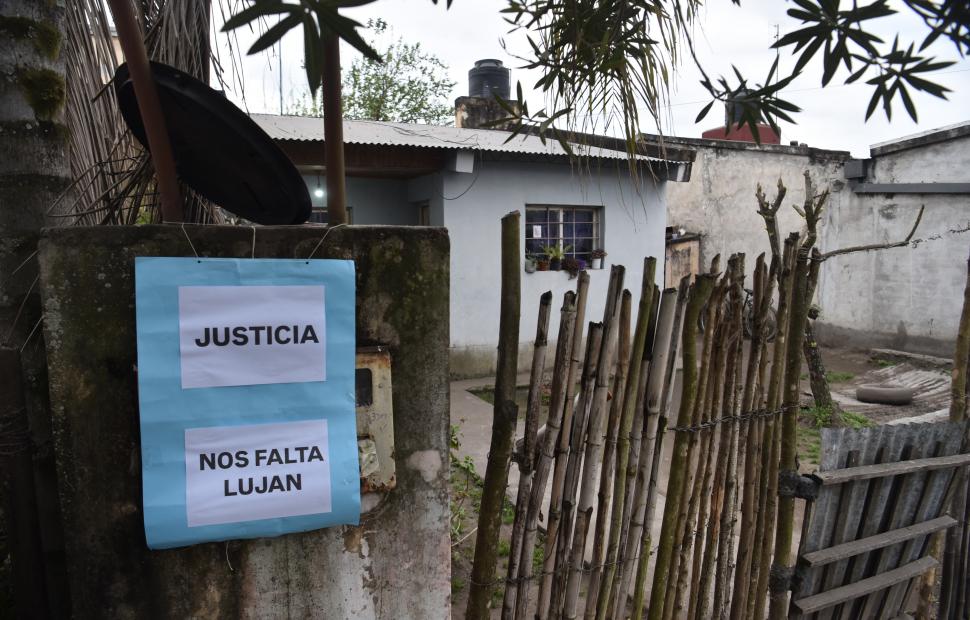 APOYO A LA FAMILIA. Los vecinos pusieron carteles pidiendo Justicia.