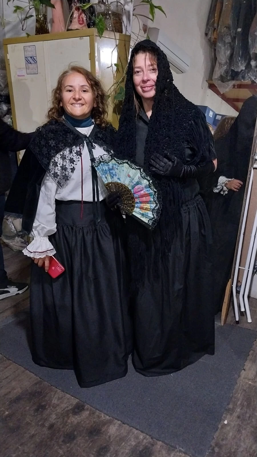 ATAVIADAS. Rosa Leal y Paola Amado, listas para la obra de Fortunata García.