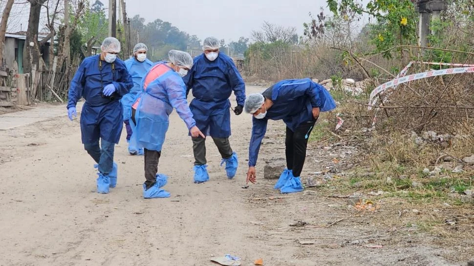 EN LA ESCENA. Los peritos buscan evidencias en el lugar del hecho.