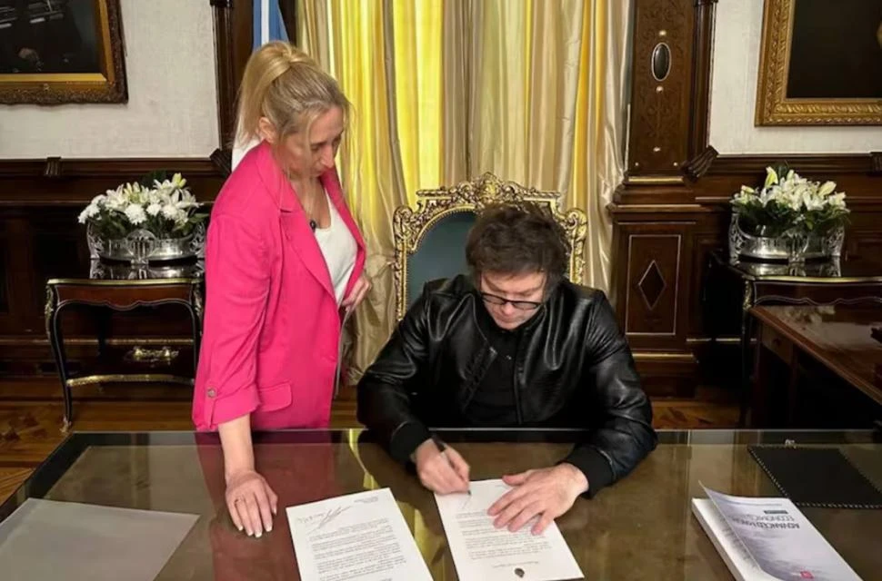 JUNTOS A LA PAR. Karina y Javier Milei, en Casa Rosada, en el momento de la firma del veto a la norma. 