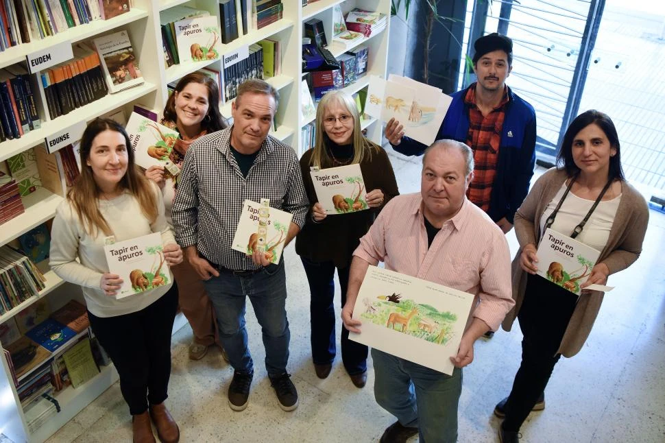 EL EQUIPO. López, Dávalos, Juliá (los tres de la Reserva), Porta (escritora), Ferullo (diseñador), Nicolau (dibujante) y Martínez Zuccardi (de Edunt). 