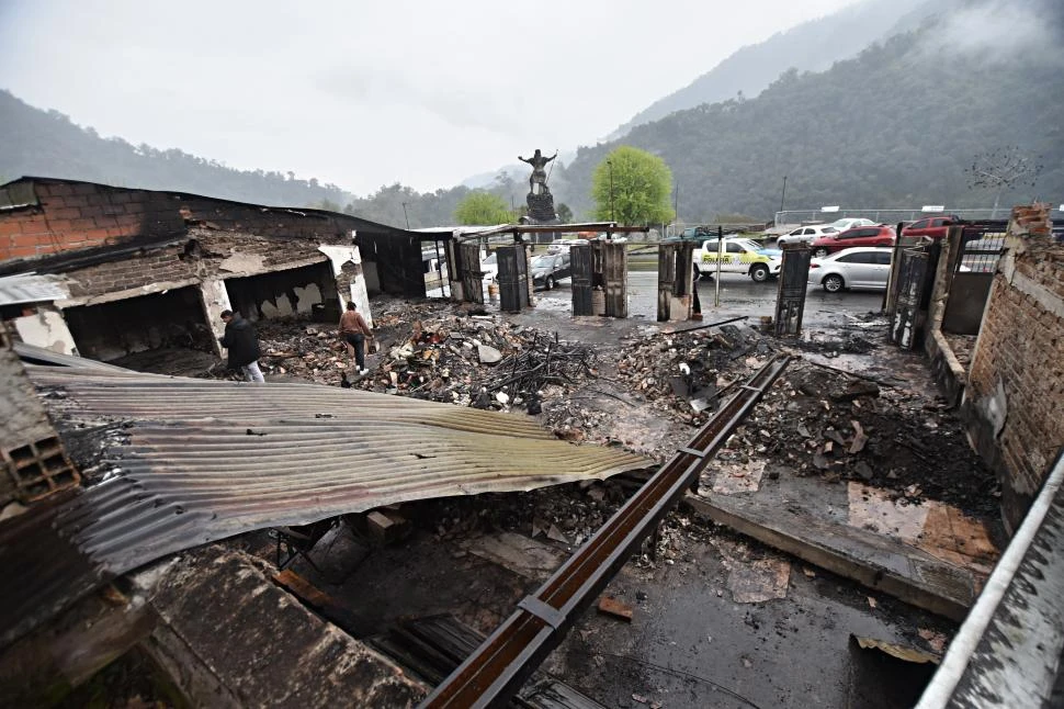 UN DESASTRE. El predio de los artesanos después del incendio que destruyó los puestos; de fondo se ve a la estatua de El Indio y el mirador. 