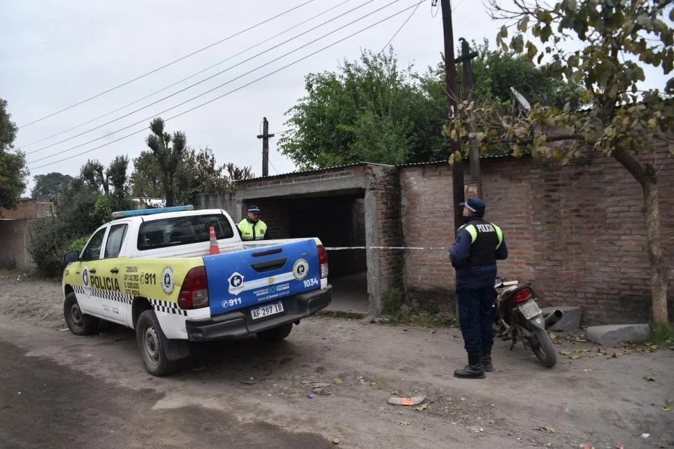 CUSTODIA. Ante el riesgo de que sea destruida, la Policía protege la vivienda del acusado, donde aún podría realizarse nuevas pericias.